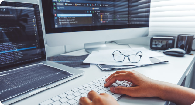 デスクでの作業風景